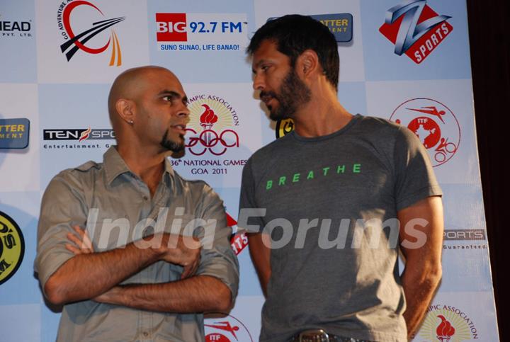 Raghu and Milind Soman at Announcement of India International Triathlon 2010