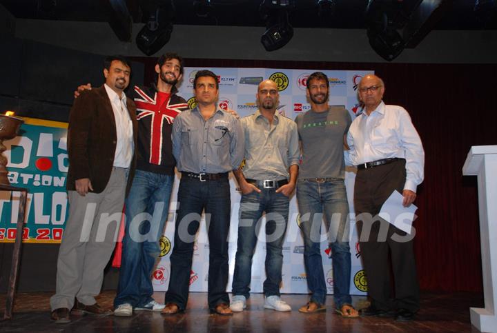 Raghu and Milind Soman at Announcement of India International Triathlon 2010