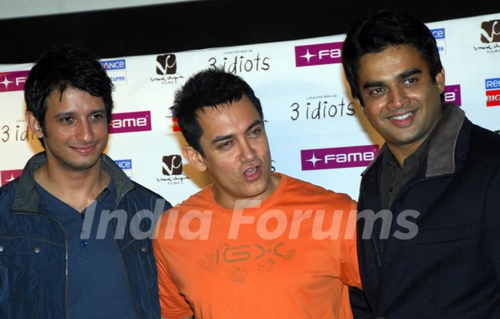 Aamir Khan with his&quot; 3 Idiots&quot; team in Kolkata on 31st night