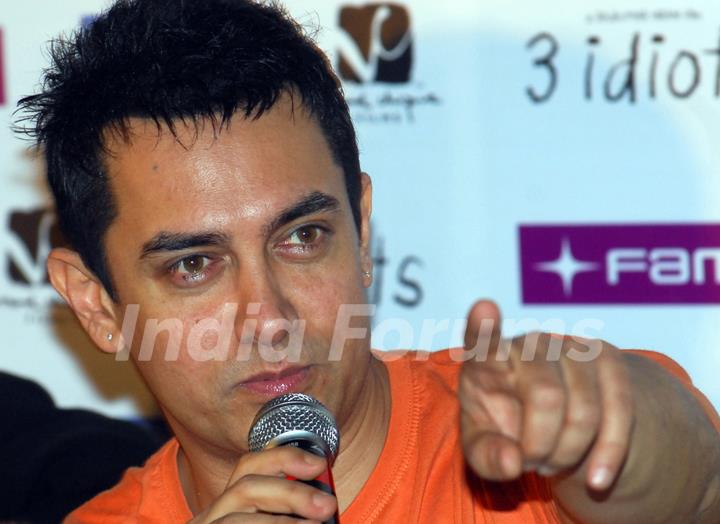 Aamir Khan with his&quot; 3 Idiots&quot; team in Kolkata on 31st night