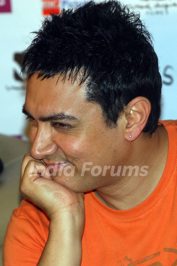 Aamir Khan with his&quot; 3 Idiots&quot; team in Kolkata on 31st night