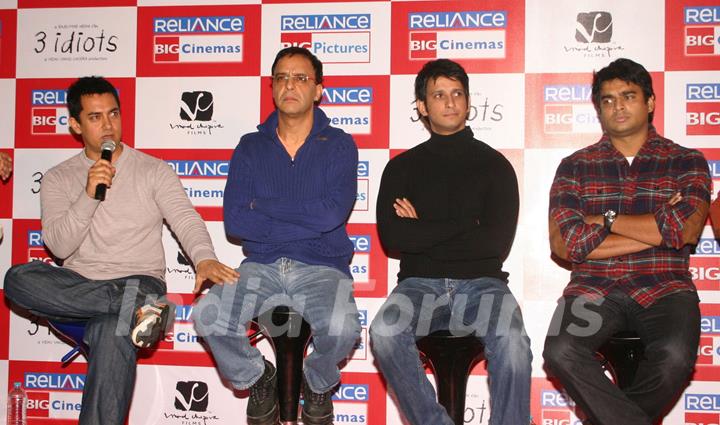 Aamir Khan, Vidhu Vinod Chopra, Sharman at press-meet to promote film ''''3-idiots'''',at Noida