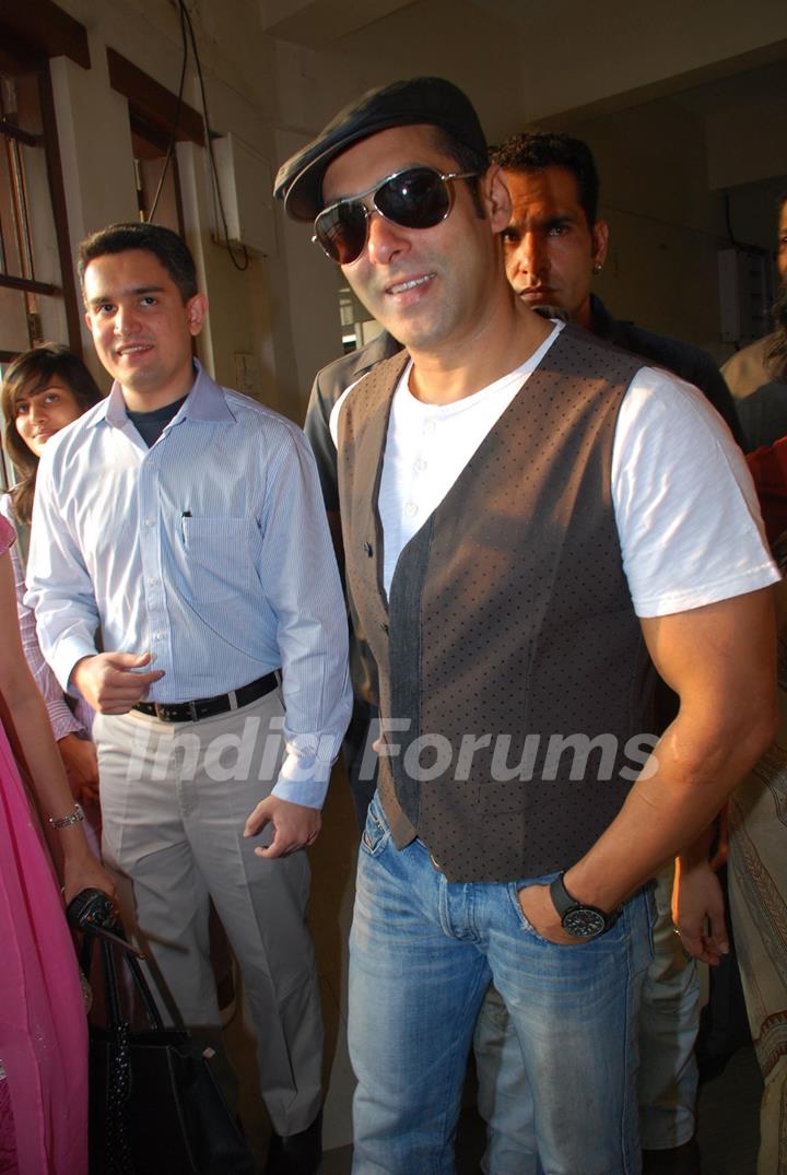 Salman Khan promotes &quot;Veer&quot; at Jamnabai School Cascade festival