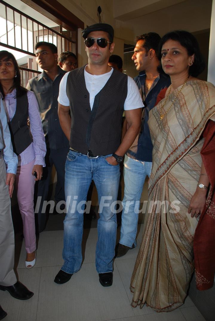 Salman Khan promotes &quot;Veer&quot; at Jamnabai School Cascade festival