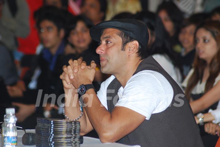Salman Khan promotes &quot;Veer&quot; at Jamnabai School Cascade festival