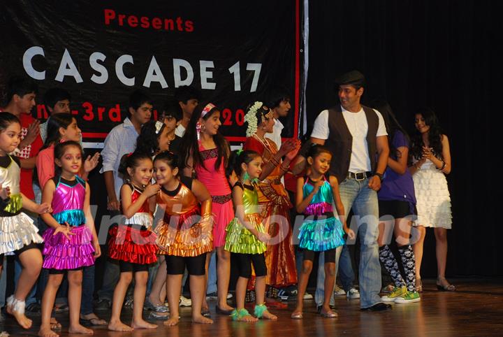 Salman Khan promotes &quot;Veer&quot; at Jamnabai School Cascade festival