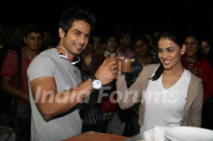 Shahid Kapoor and Genelia D''Souza on Top of a Car to Promote Chance Pe Dance at Kamalistan