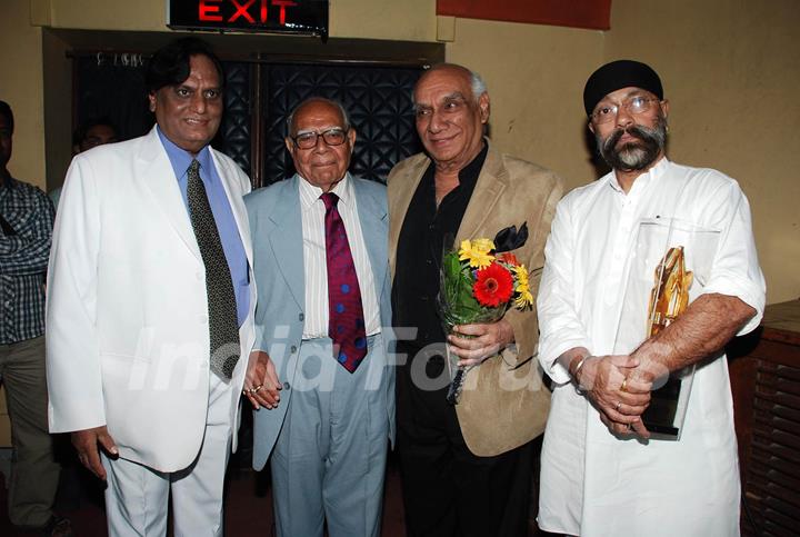 Yash Raj Chopra pray tribute to Mahendra Kapoor