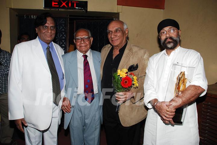 Yash Raj Chopra pray tribute to Mahendra Kapoor