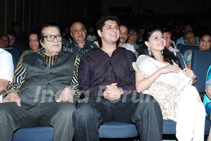 Manoj Kumar pray tribute to Mahendra Kapoor