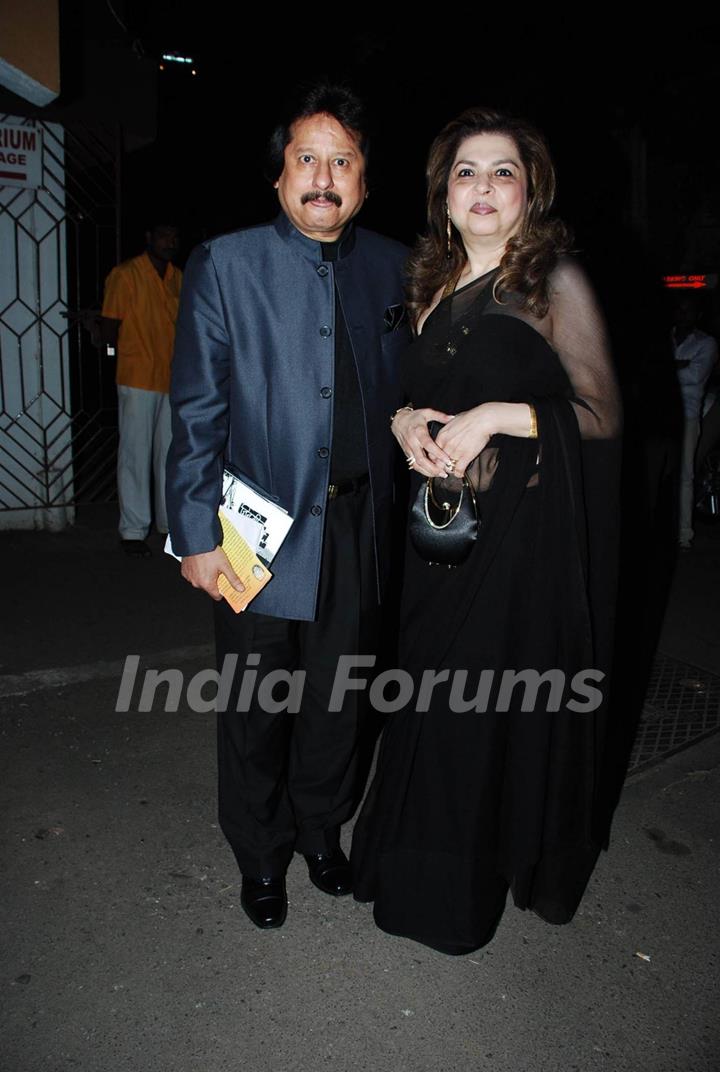 Pankaj Udhas pray tribute to Mahendra Kapoor