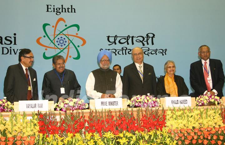 Prime Minister Dr Manmohan Singh, Union Minister for Overseas Indian Affairs Vayalar Ravi , Delhi Chief Minister Shiela Dikshit, Lord Khalid Hameed and Venu Srinivasan at the inaugural of '''' 8th Pravasi Bharatiya Divas'''' in New Delhi on Friday