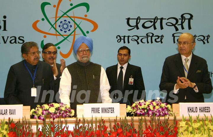 Prime Minister Dr Manmohan Singh, Union Minister for Overseas Indian Affairs Vayalar Ravi , Delhi Chief Minister Shiela Dikshit, Lord Khalid Hameed and Venu Srinivasan at the inaugural of '''' 8th Pravasi Bharatiya Divas'''' in New Delhi on Friday