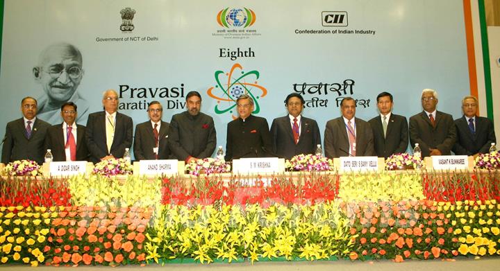 Minister for External Affairs S M Krishna , Minister for Commerce and Industry Anand Sharma and Malaysian National Congress, President Dato Seri S Samy Vellu with the delegates at the inaugural of '''' 8th Pravasi Bharatiya Divas'''' in New Delhi on