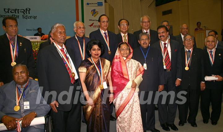 President Pratibha Devisingh Patil , Union Minister for Overseas Indian Affairs Vayalar Ravi with the Awardees of ''''PRAVASI BHARATIYA SAMMAN'''' at the 8th Pravasi Bharatiya Conference in New Delhi on Saturday