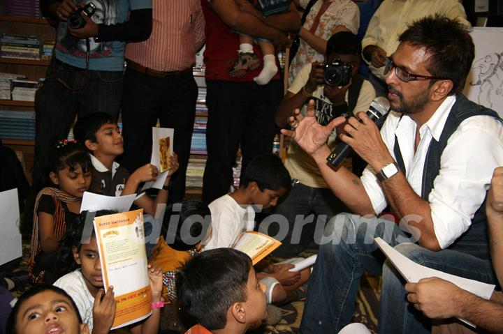 Javed Jaffrey at Karadi tales story telling session at Landmark