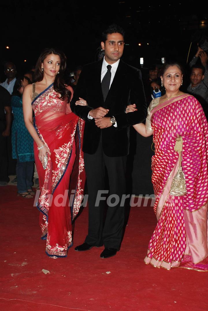 Aishwarya Rai, Abhishek Bachchan and Jaya Bachchan at Star Screen Awards red carpet