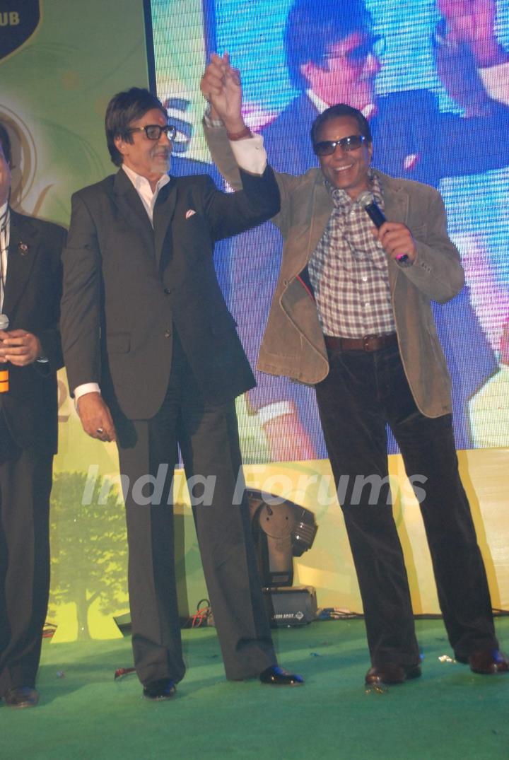 Amitabh Bachcan and Dharmendra at Lions Gold Awards in Bhaidas Hall