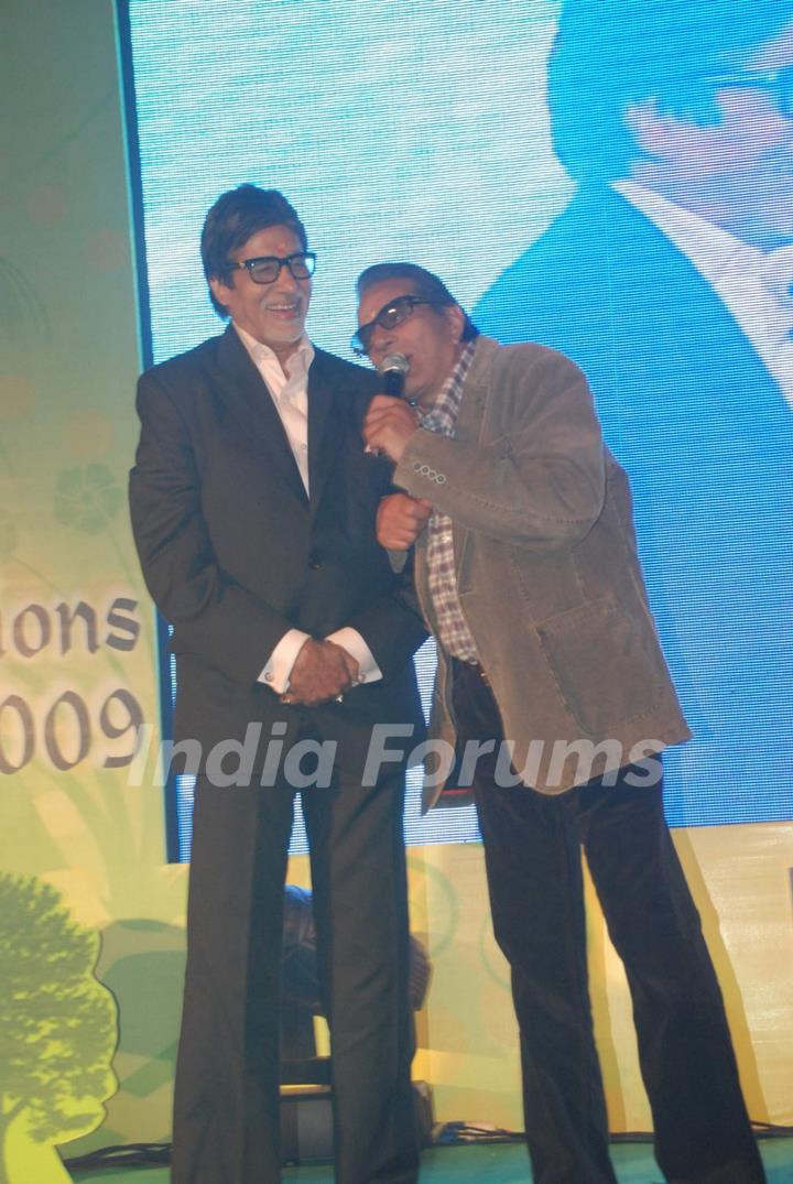 Amitabh Bachcan and Dharmendra at Lions Gold Awards in Bhaidas Hall