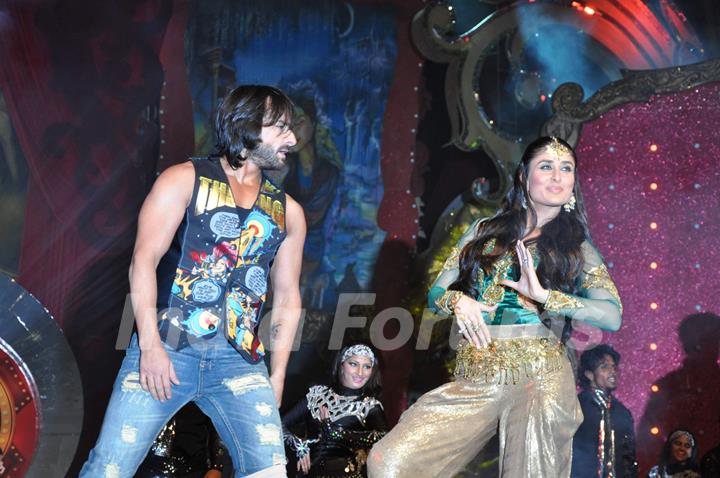 Saif Ali Khan and Kareena Kapoor performs at Stardust Awards 2010 in Mumbai