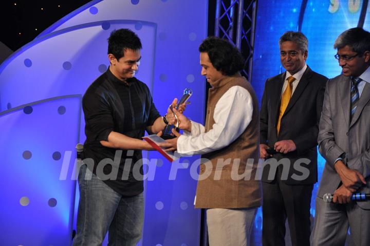 Aamir Khan and Kailash Kher at IBN7 Super Idols to honor achievers with disability at Taj Land''s End