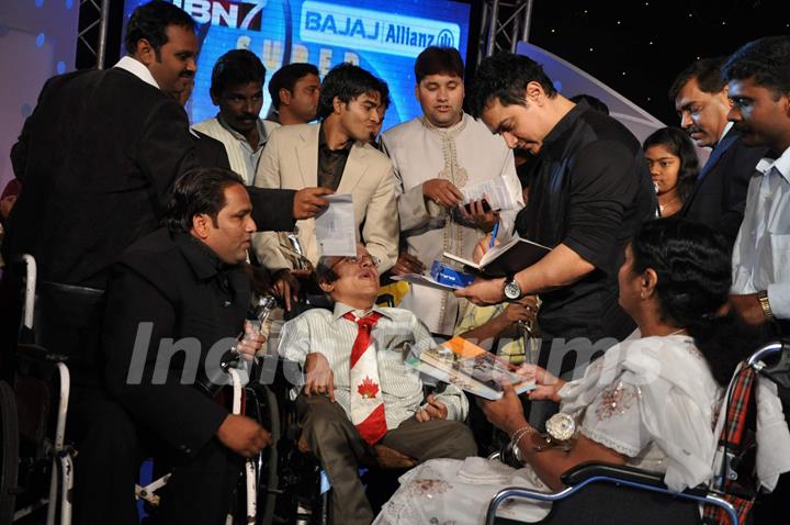 Aamir Khan and Kailash Kher at IBN7 Super Idols to honor achievers with disability at Taj Land''s End