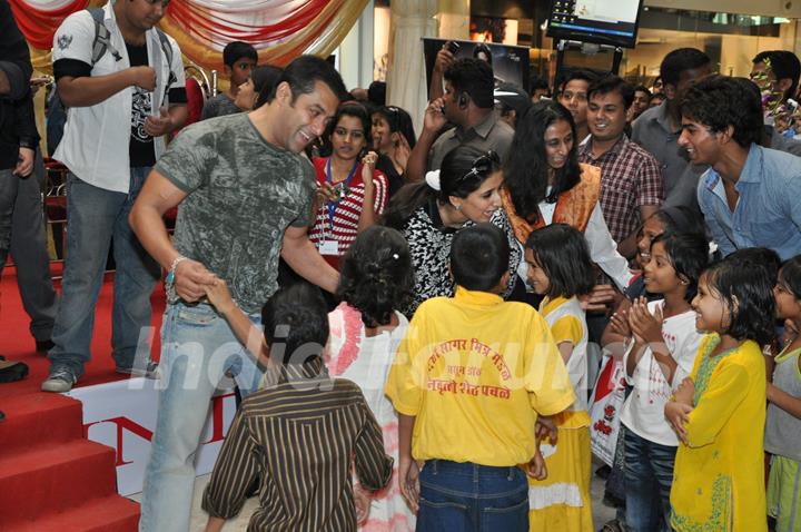 Salman Khan with Kids at &quot;Veer Ka Darbar&quot; at Oberoi mall