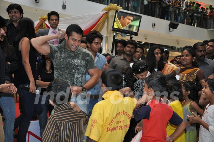 Salman Khan with Kids at &quot;Veer Ka Darbar&quot; at Oberoi mall