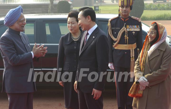 Prime Minister Manmohan Singh and visiting South Korean President Lee Myung-Bak having a talk as president Pratibha Patil and south Korean first lady look on during the ceremonial welcome at the Rashtrapati Bhavan in New Delhi on Monday