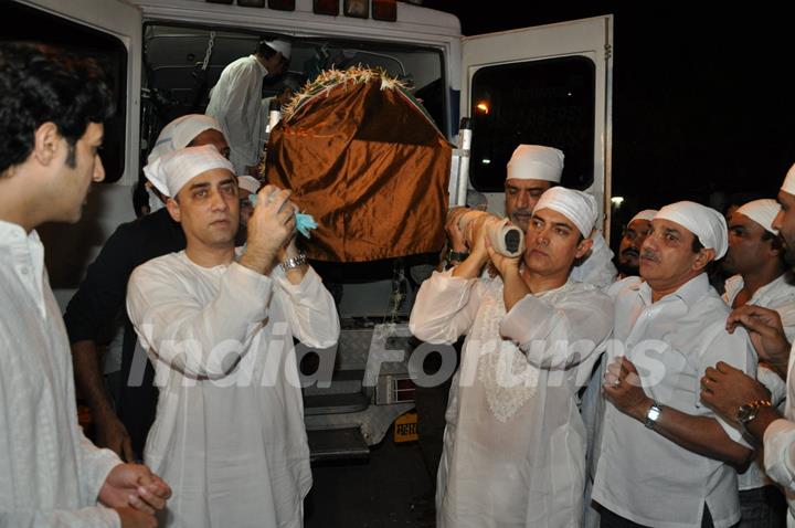 Aamir Khan father funeral pic