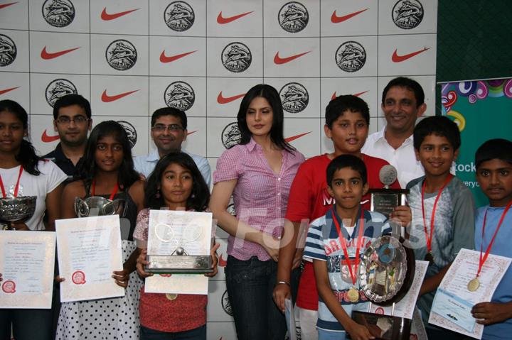 Zarine Khan at tennis academy event at Xaviers