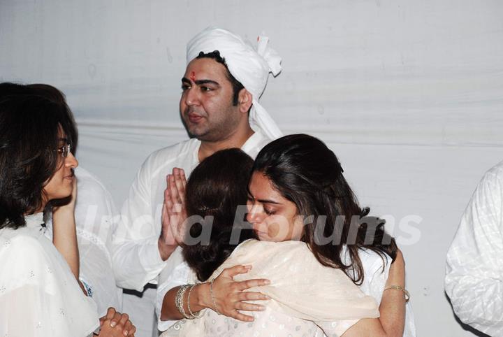 Hrithik and many other Bollywood stars at actorr Sujit Kumar''s prayer meeting at Juhu