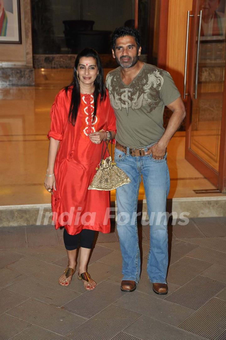 Sunil Shetty with wife at Sanjay Dutt Wedding Anniversary bash at Bandra home