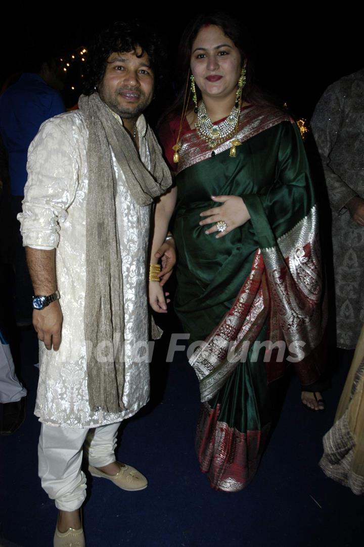 Singer Kailash Kher with his wife celebrating their wedding anniversary bash at Sun N Sand