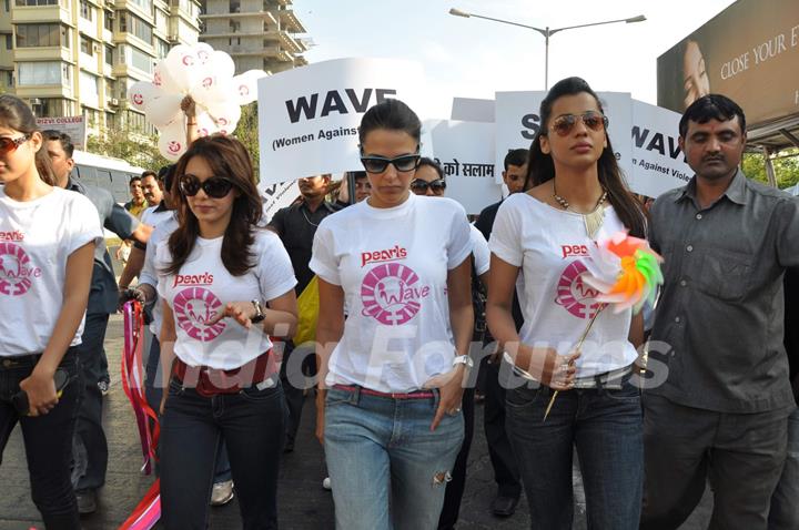 Neha Dhupia, Minisha Lamba & Mughda Godse protest against Domestice violence on Women at Bandra, Mumbai, Tue Evening