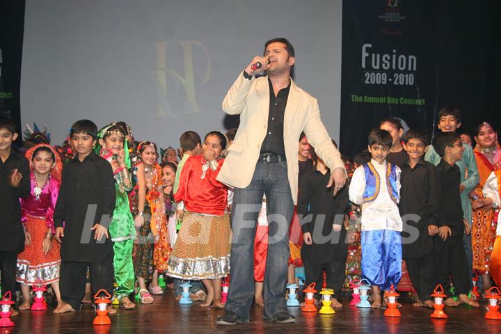 Himesh at Hill Spring International''''s dance fusion 2010 event