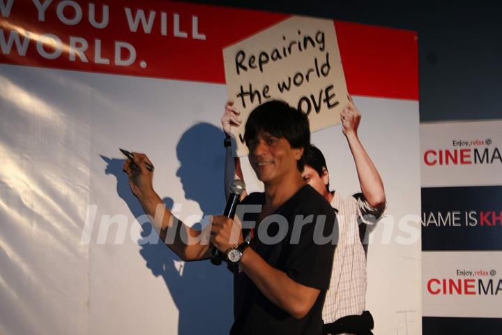 SRK promotes &quot;My Name is Khan&quot; at Fun N Cinemax