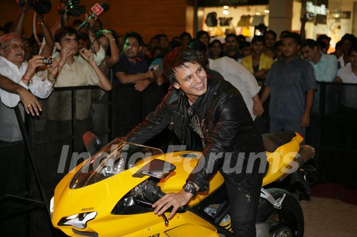 Vivek Oberoi at the launch of Prince Film Music, Oberoi Mall