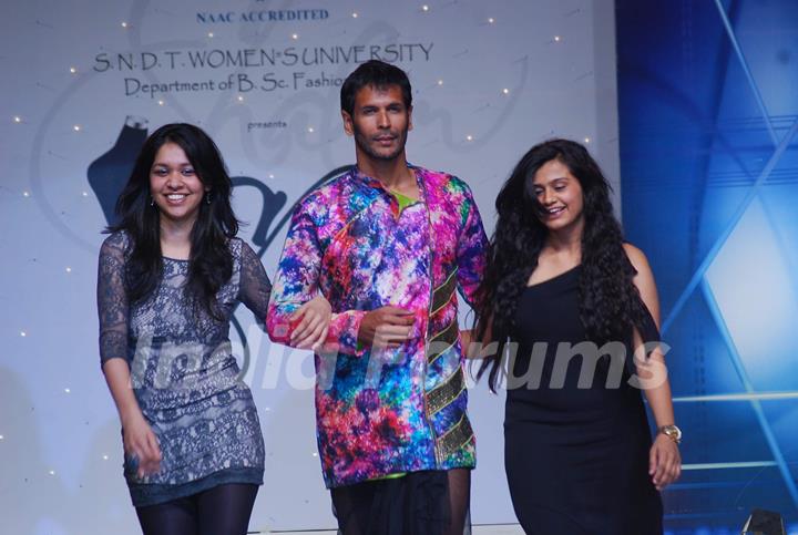 Milind Soman with top models on the ramp for SNDT show choreographed by Elric Dsouza at St Andrews Auditorium