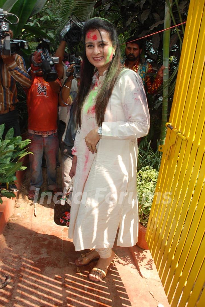 Poonam Dhillon play Holi at Azmi House