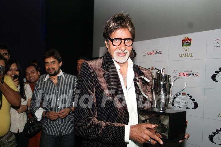 Amitabh Bachchan recieves Taj Tareef Award at Cinemax Mumbai