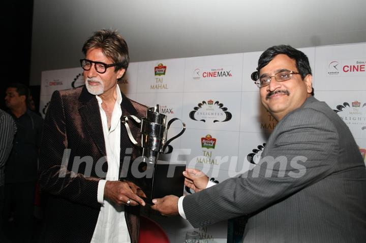 Amitabh Bachchan recieves Taj Tareef Award at Cinemax Mumbai