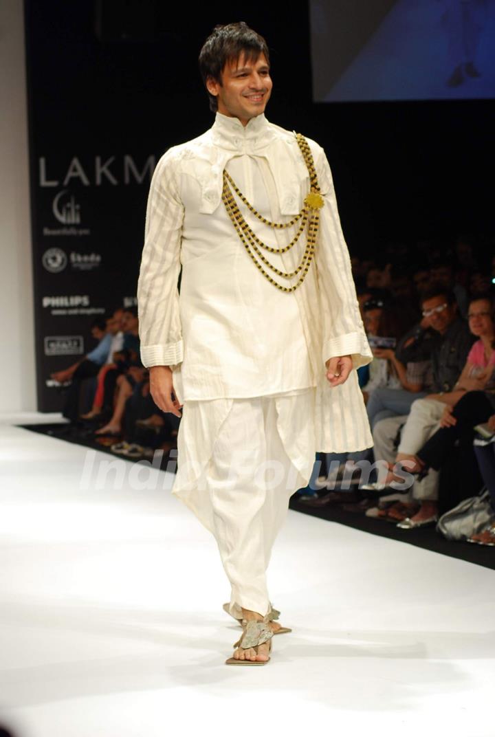 Vivek Oberoi walks on the ramp for designer Digvijay Singh at Lakme Fashion Week 2010