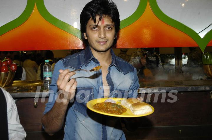 Actor Ritesh Deshmukh inaugurating Mumbai''s first indoor and air conditioned food street called ''Khau Gall''