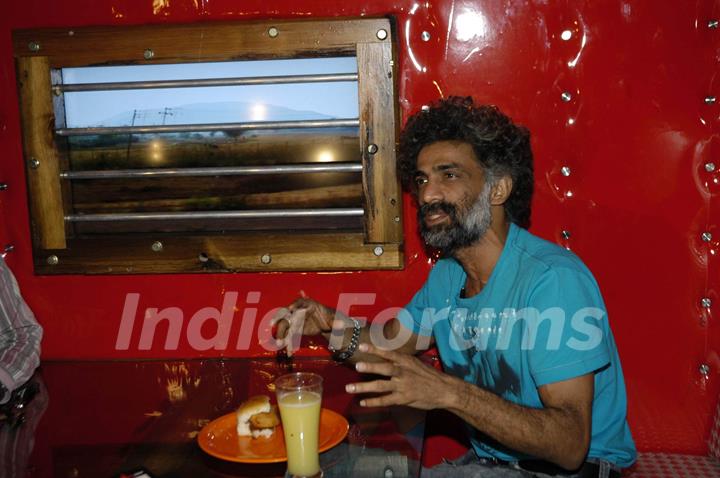 Makarand inaugurating Mumbai''s first indoor and air conditioned food street called ''Khau Gall''