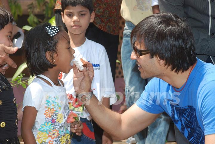 Vivek Oberoi meets Sneha Sadhan children at Andheri in Mumbai