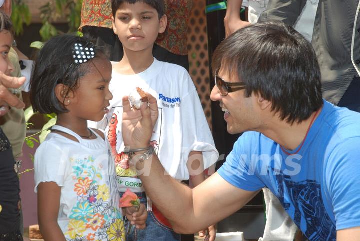 Vivek Oberoi meets Sneha Sadhan children at Andheri in Mumbai