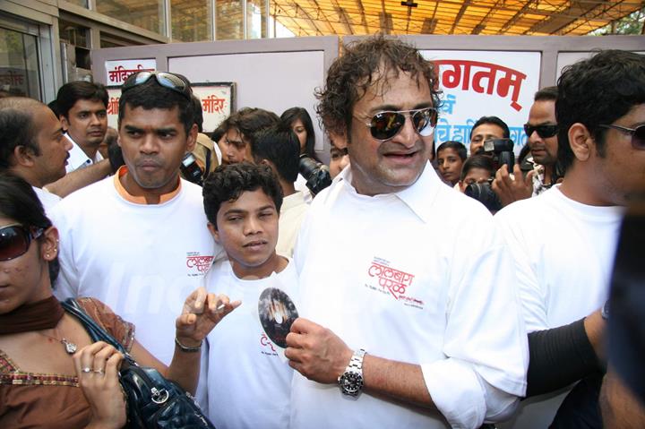 Mahesh Manjrekar Seeks blessing at Siddhivinayak for his Film City of Gold at Dadar