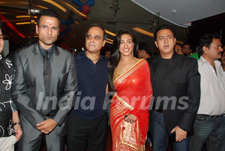 Rohit Roy and Rituparna Sengupta and Gulshan Grover at Mittal Vs Mittal premier at Cinemax