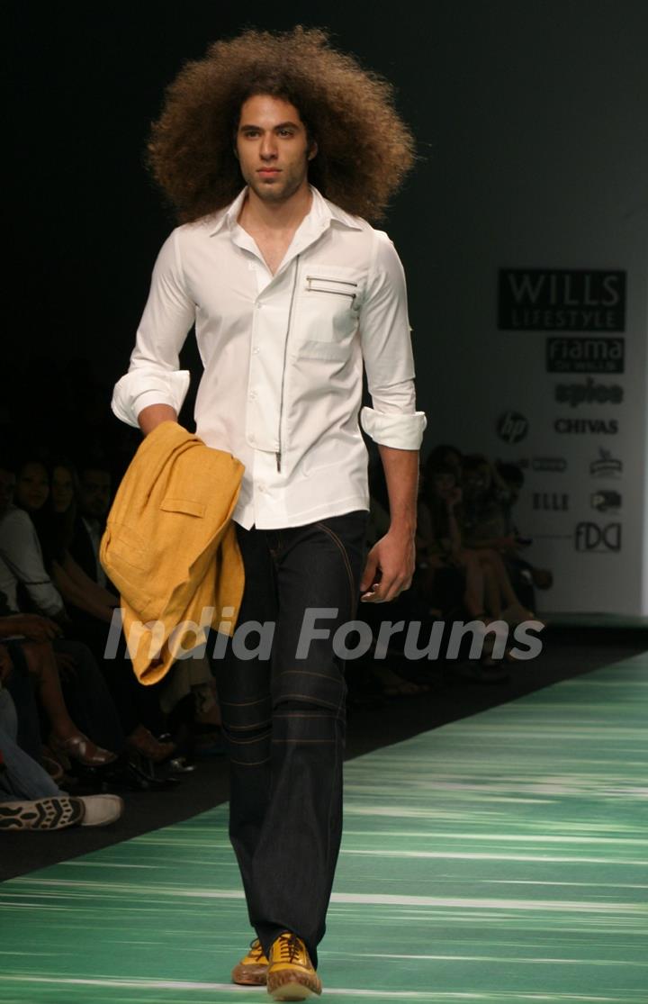 A Model showcasing designers Lecoanet Hemant''s creation at the Wills Lifestyle India Fashion Week-2010, in New Delhi on Saturday 27 March